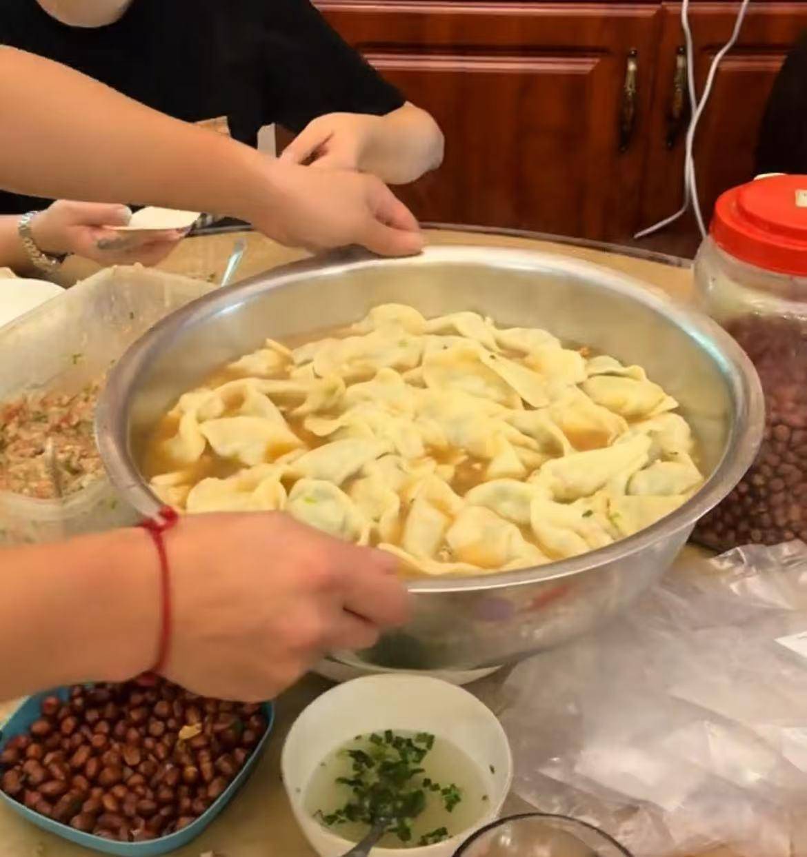 16个外甥一顿吃200个水饺，挑扁担买菜的重庆“宇宙舅舅”：孩子们开学离开，心里空落落的