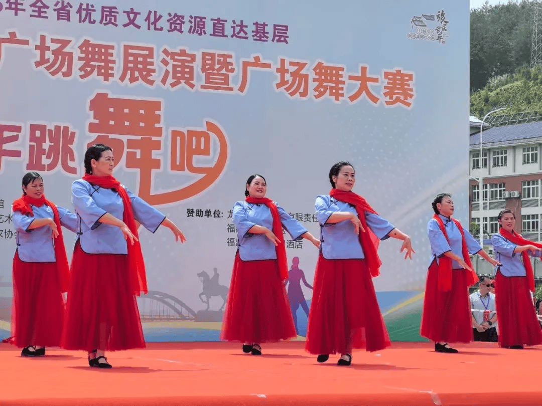 欣赏体育舞蹈协会精彩表演现场教学热门广场舞曲目跟着音乐一起摇摆释放