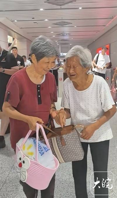 “108岁老人高铁站接78岁女儿回家”被疑造假 多方最新回应