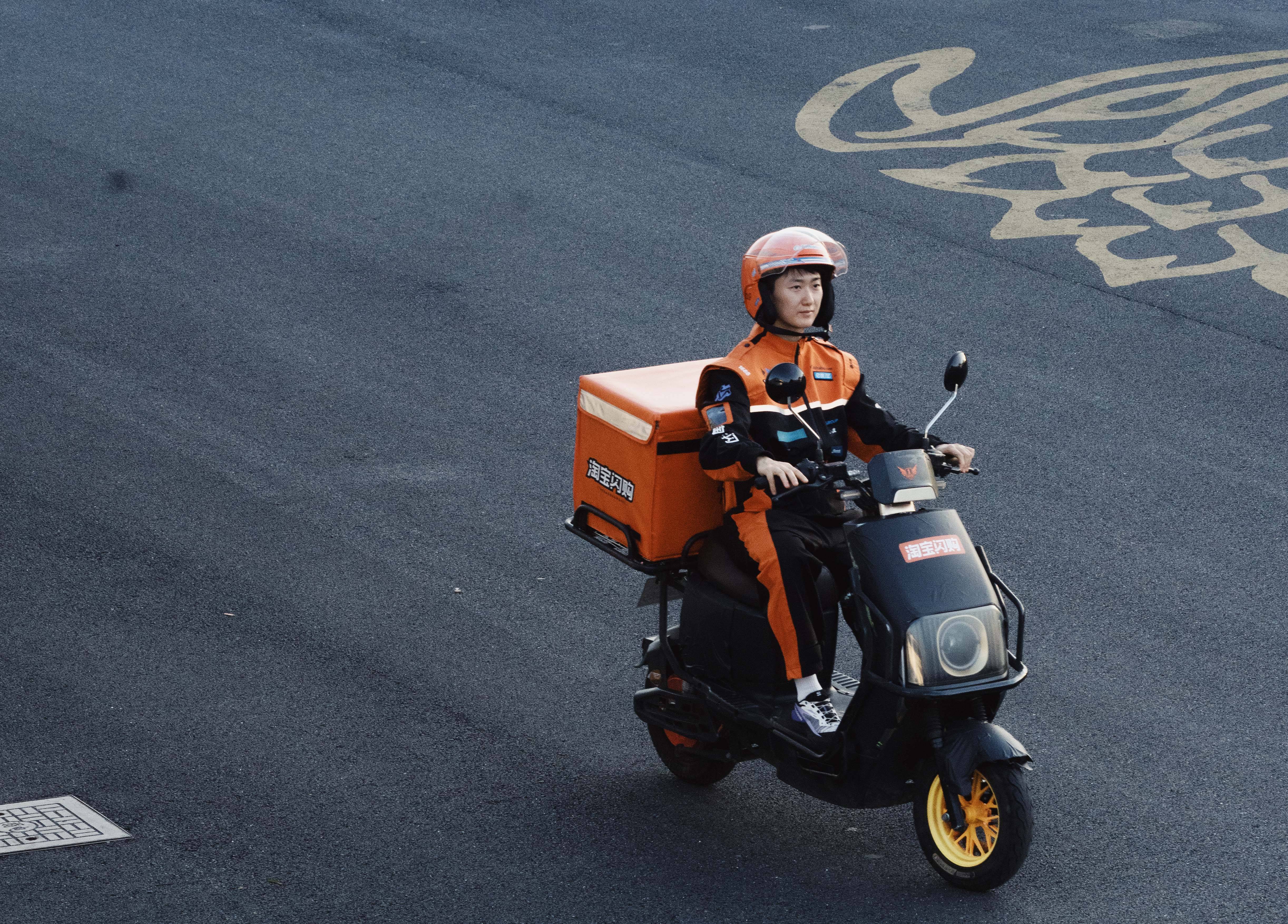 一件衣服背后的阿里消费组合拳:饿了么和飞猪会师淘天,百万骑手撑起单日过亿订单