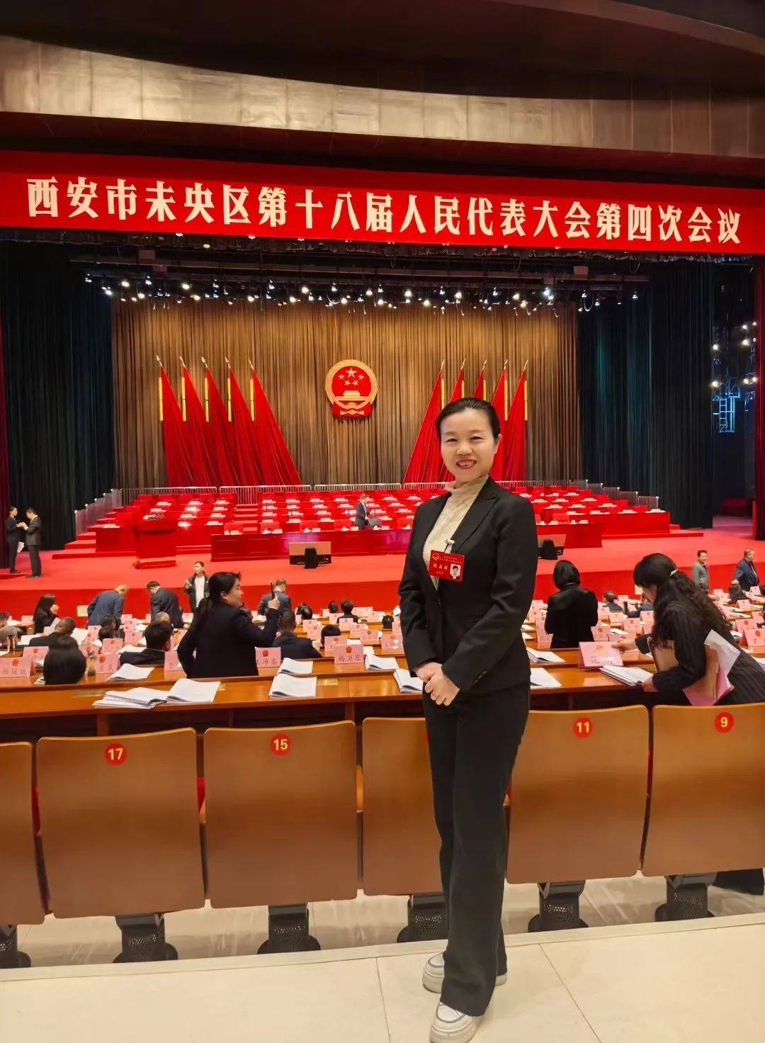 作为人大代表她立足教育一线精准反映师生诉求同时将教育经验融入