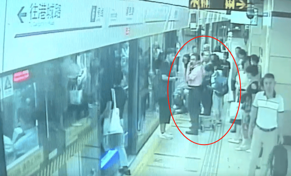 上海地铁1号线突发！乘客整条腿瞬间被卡，最新消息→