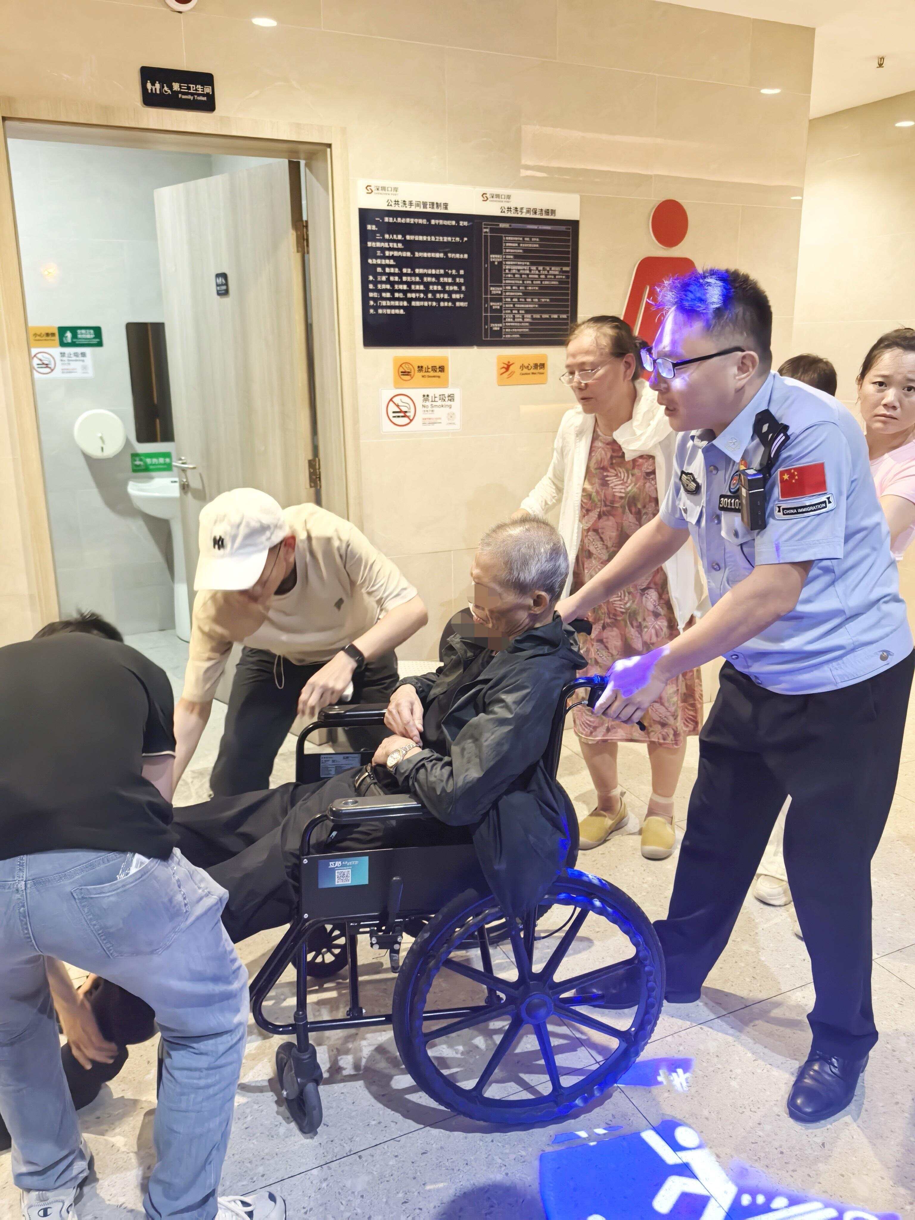 老人突然吐血危急时刻边检站民警来了
