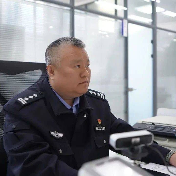 【一线人物】白威:“白发警官”的坚守与担当_工作_警务室_群众