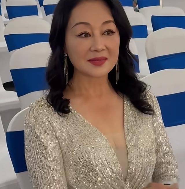 张凯丽和王姬竟然是同岁俩人站一起不像一代人女儿差距也大