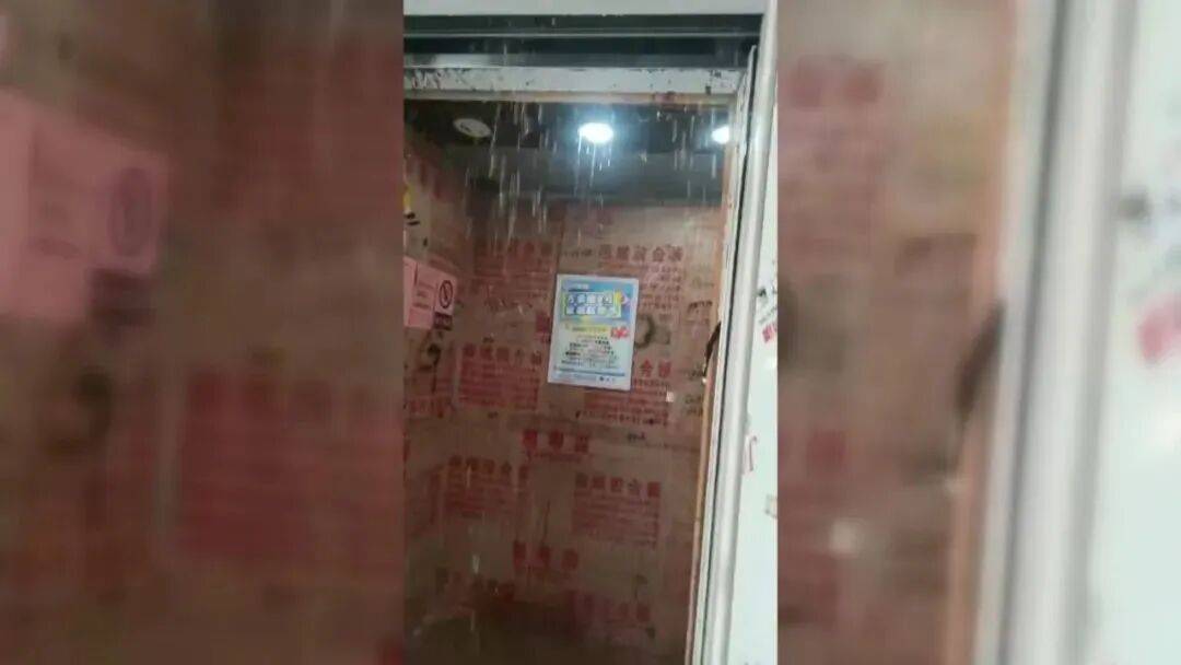 南宁:人都吓傻了!消防栓突然大量漏水楼梯变瀑布、电梯变成水帘