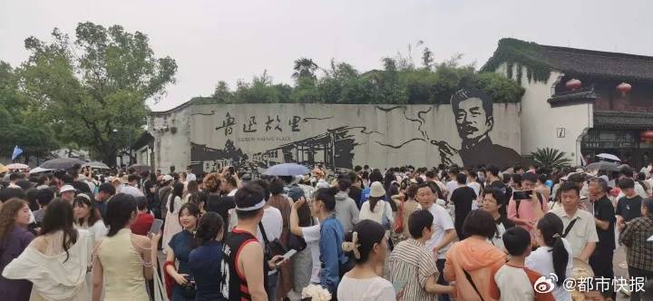 微博回应“投诉鲁迅夹烟当事人”账号被封：多次借控烟之名违规推广所谓尼古丁袋