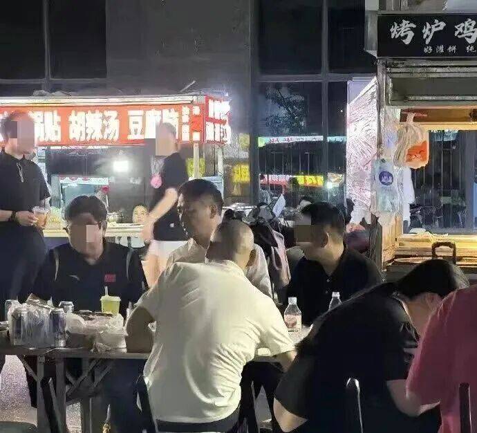 刘强东七夕现身老家宿迁，凌晨逛夜市大排档、与市民合影