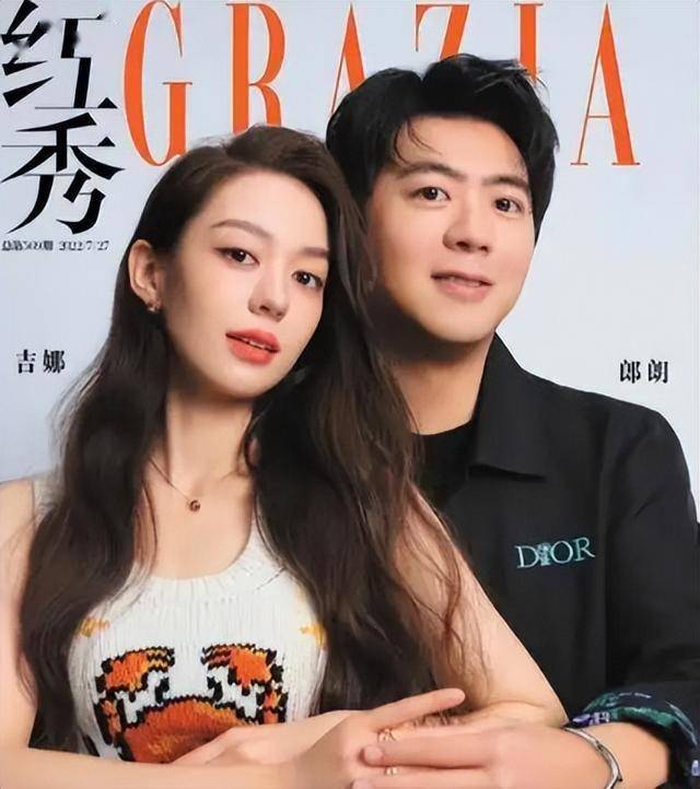 郎朗夫妻现身郑州!吉娜穿短裙身材火辣,丈夫胖到不敢认像两代人