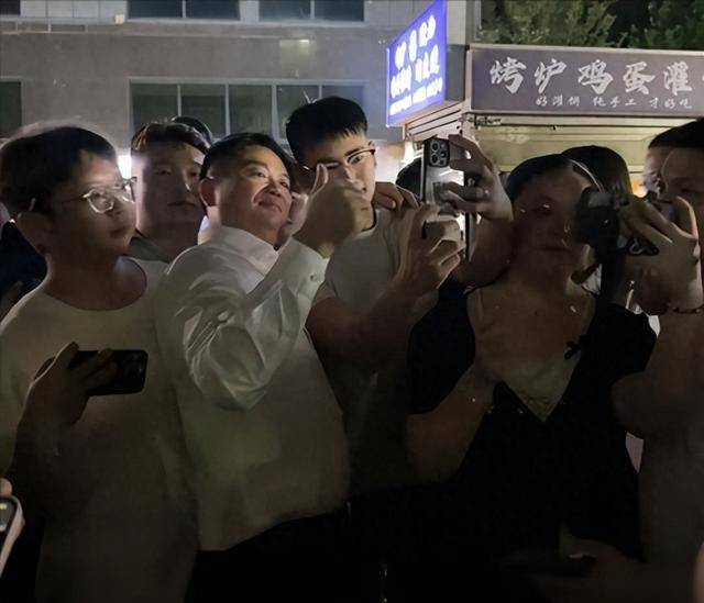 刘强东吃大排档，用塑料大碗喝散装白酒，京圈前女友肠子都悔青了