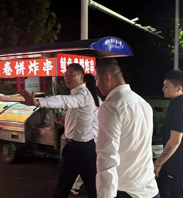 刘强东吃大排档，用塑料大碗喝散装白酒，京圈前女友肠子都悔青了