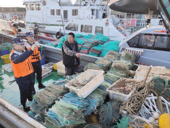 辽宁大连：黄渤海休渔期结束 6000余艘渔船起锚奔向渔场