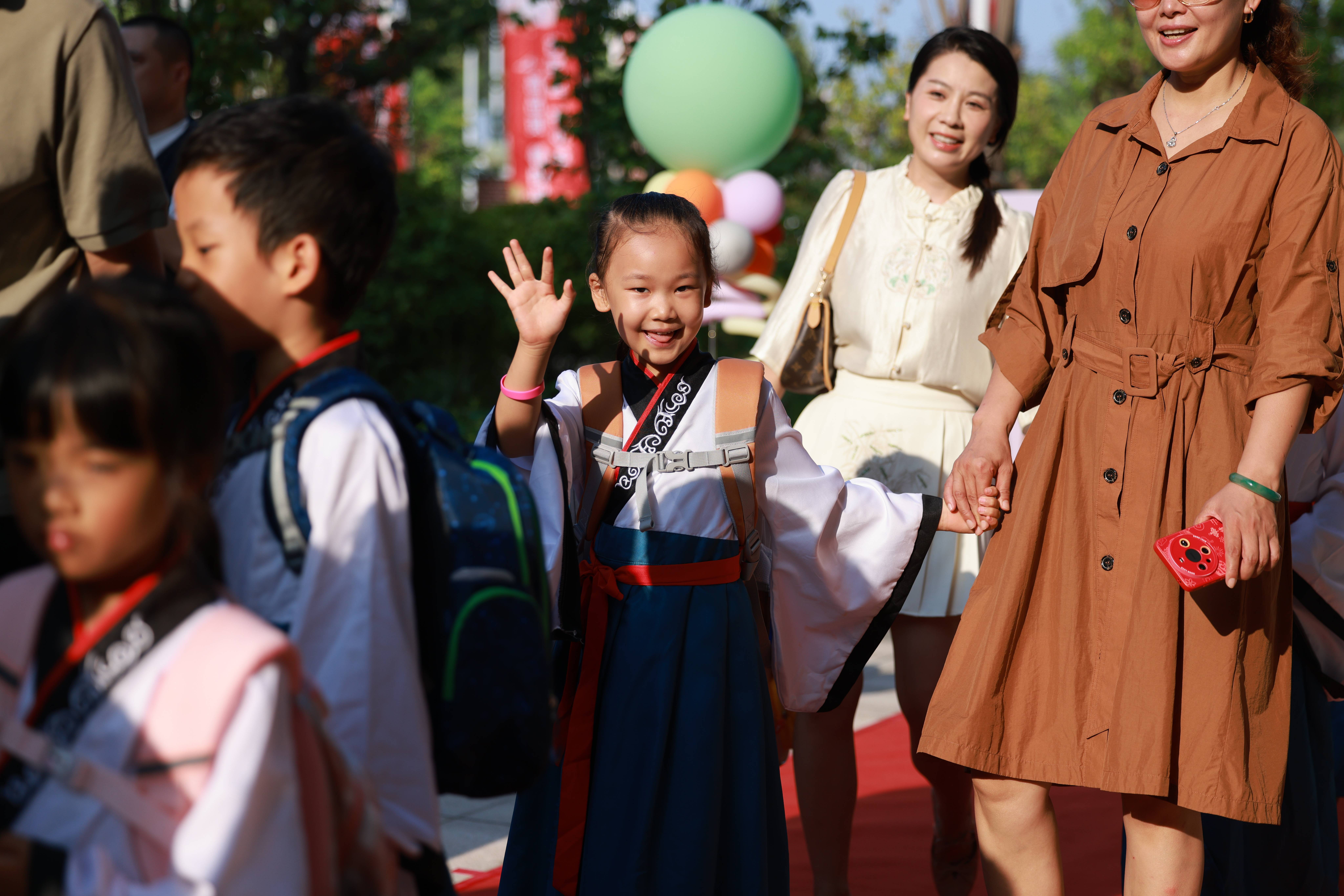 起进入学校学生们和老师打招呼开学第一天,学生们很是兴奋迎新活动上