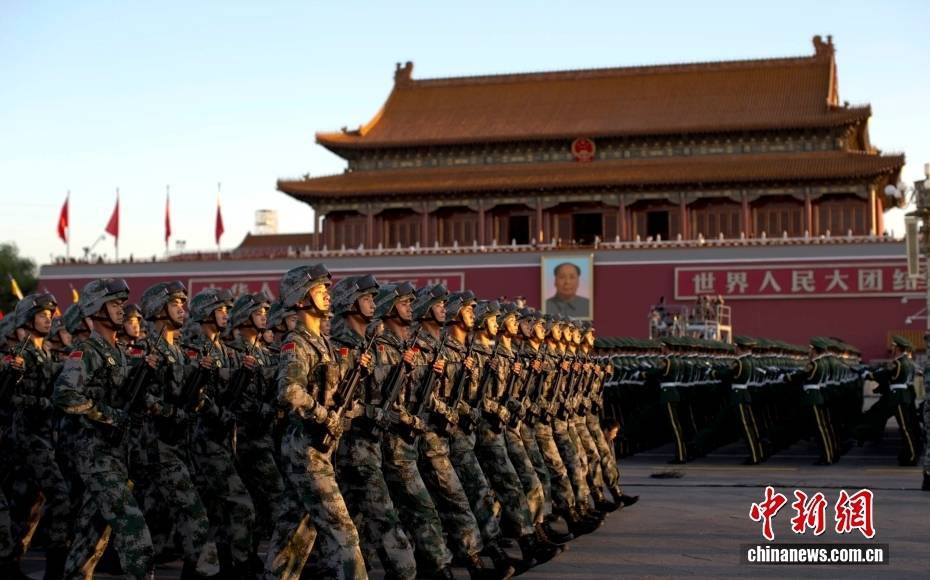 【中新画报】钢铁为笔 天空为卷 震撼回顾抗战胜利70周年阅兵