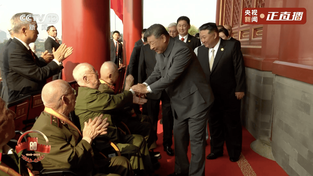 习近平同出席纪念大会的各国嘉宾登上天安门城楼