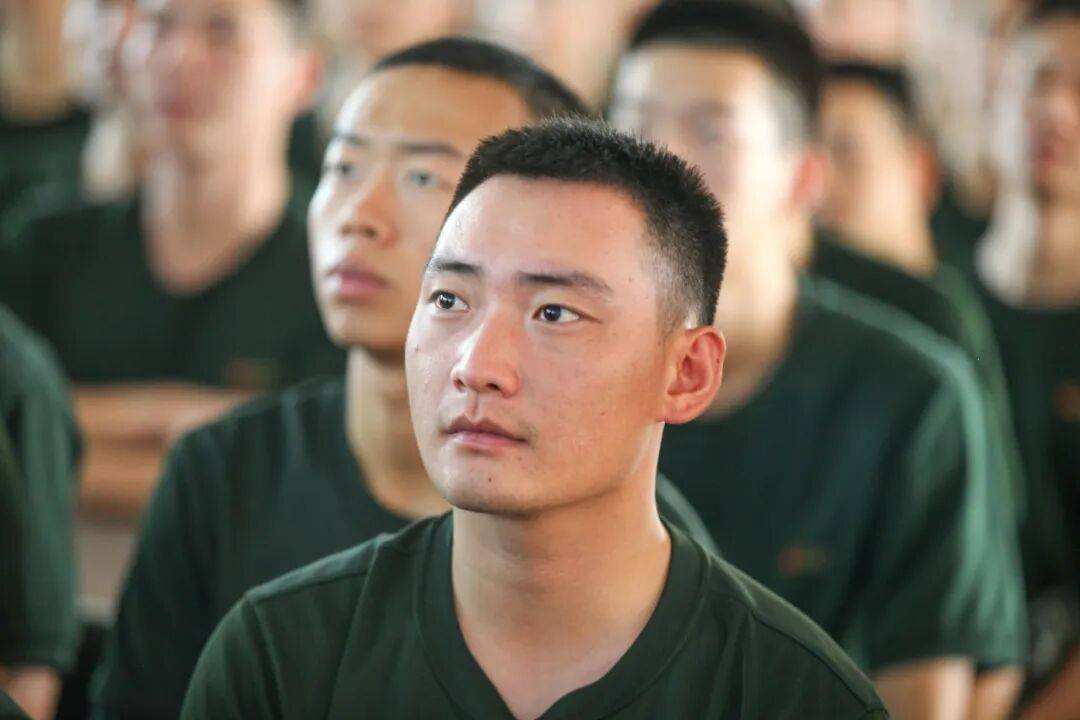 武警部队官兵收听收看纪念中国人民抗日战争暨世界反法西斯战争胜利80周年大会