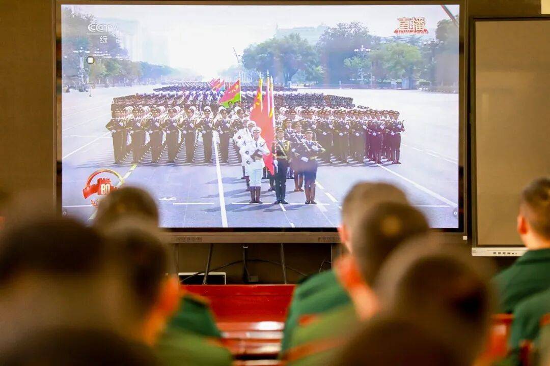 武警部队官兵收听收看纪念中国人民抗日战争暨世界反法西斯战争胜利80周年大会