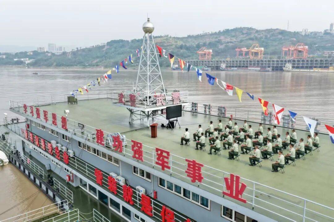 武警部队官兵收听收看纪念中国人民抗日战争暨世界反法西斯战争胜利80周年大会