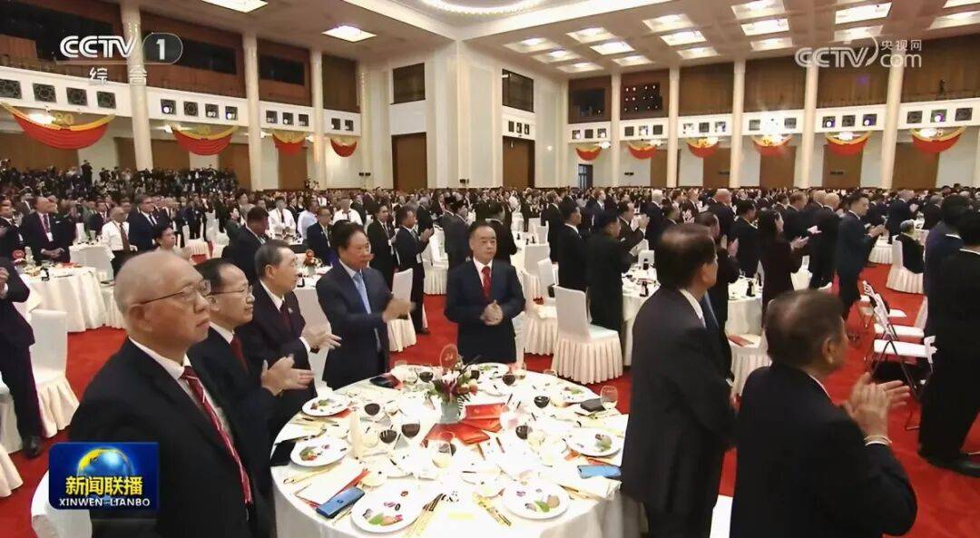 阅兵后的招待会上，河南钧瓷“出戟尊”亮相国宴餐桌