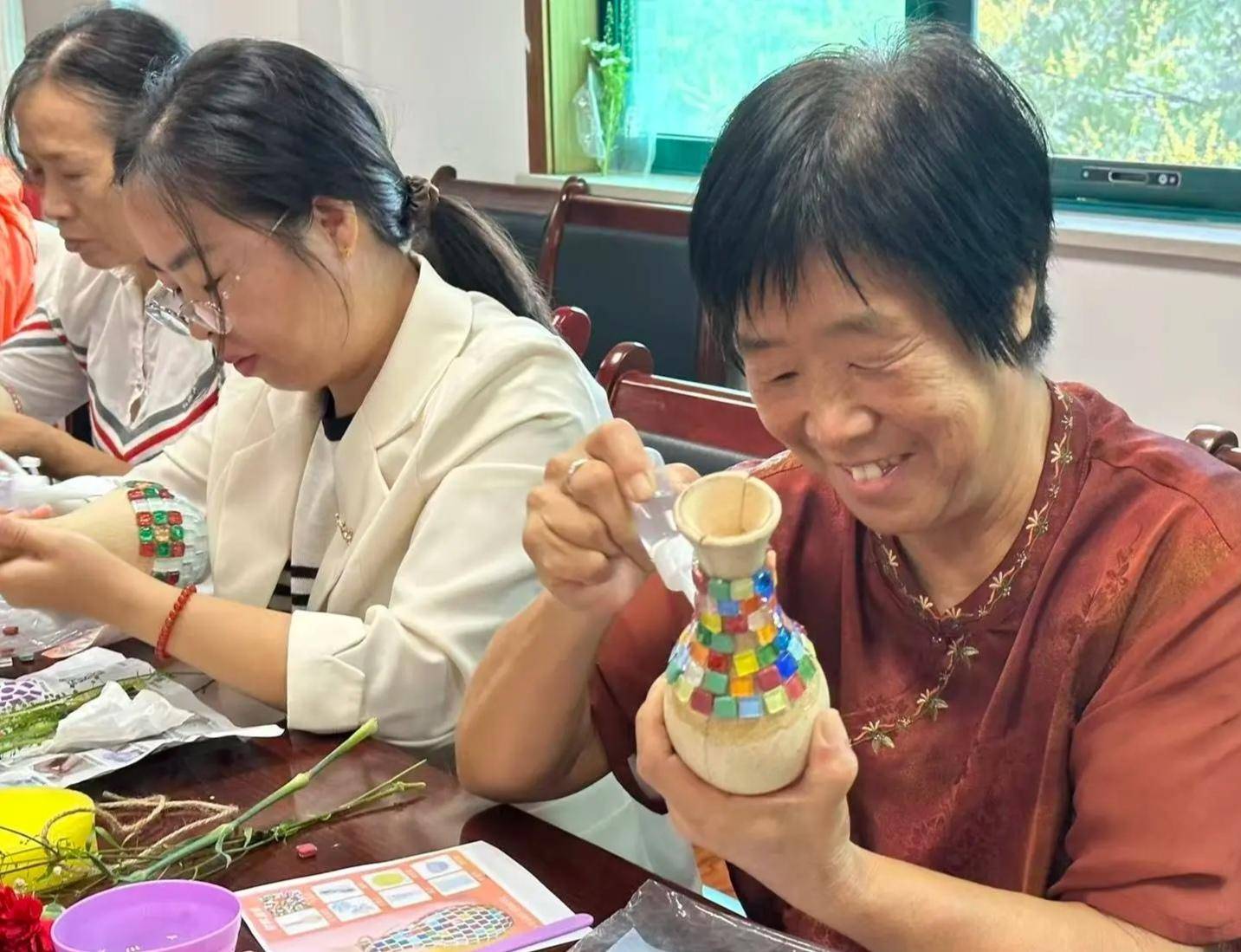 手工活动点亮邻里温情