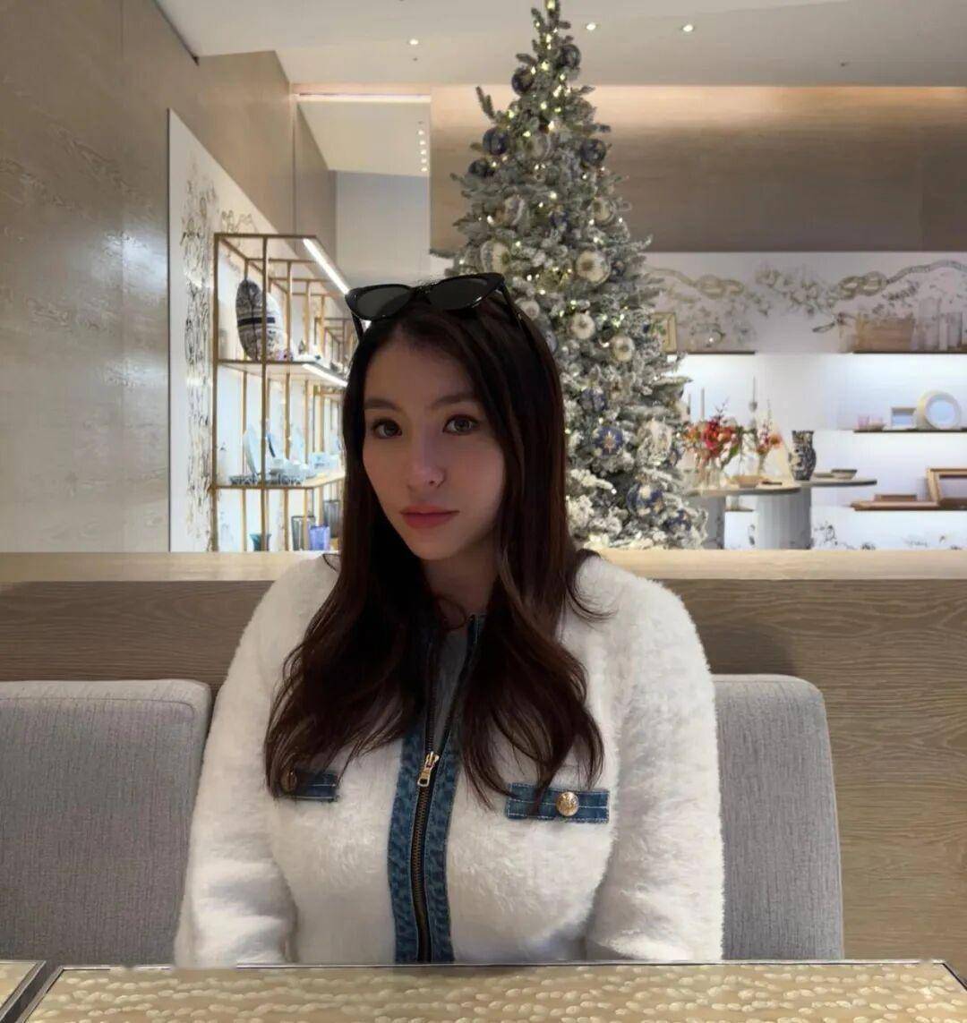 剑桥毕业的投行美女拿下港姐亚军