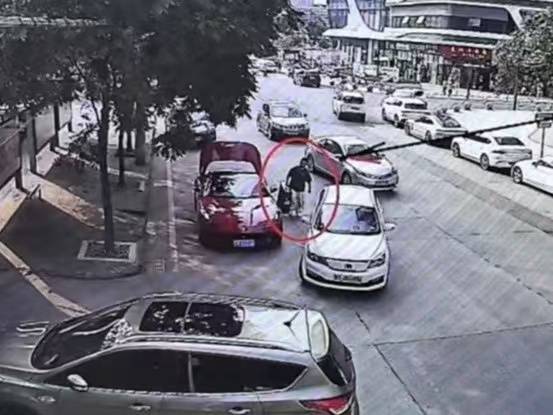 武汉一电竞民宿遭“熟客”盗窃，嫌疑人开法拉利运赃物，店老板：他性格“自来熟”还开了几间房，后发现被盗物品损失15万