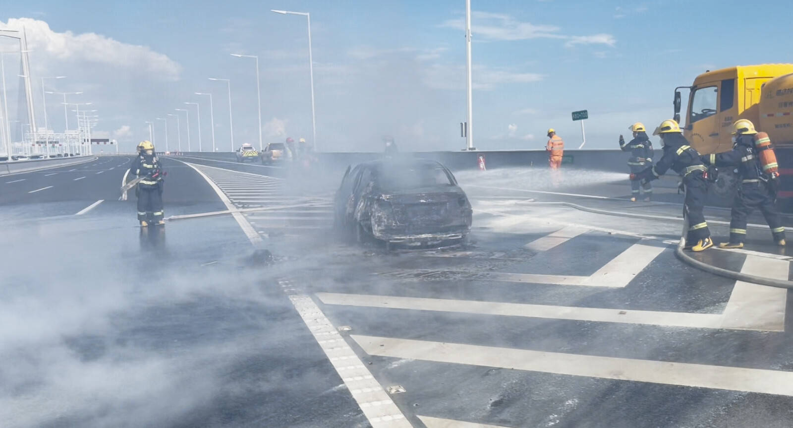 深中通道一汽车起火！明火于15时许扑灭，无人伤亡