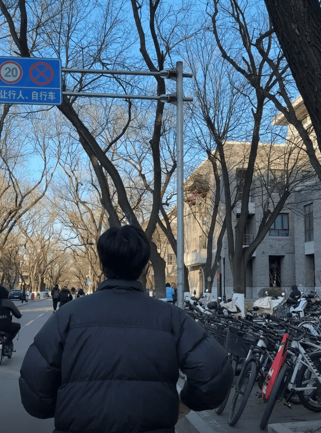 王楚钦晒北大入学照：冬去秋来，又是一程