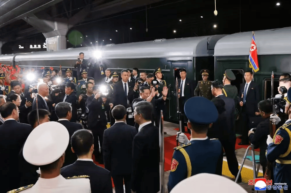 金正恩结束对中国访问，乘专列离开北京