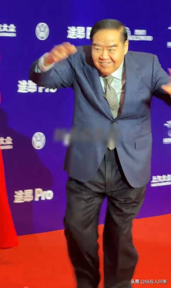 "肥猫"郑则仕罕露面,满头白发大肚溜圆,患糖尿病仍旧烟不离手