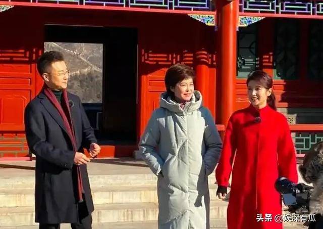 原来他们是夫妻，恩爱8年，台上丈夫解说阅兵，台下妻子观礼