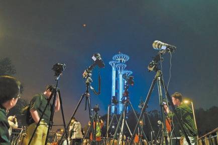 天空出现“红月亮”