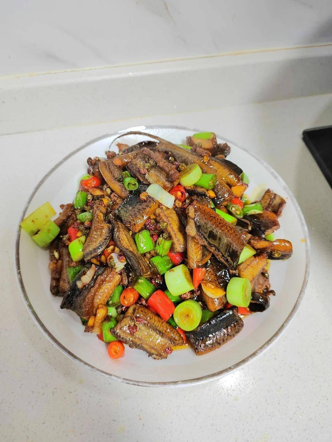 带壳的虫子炒熟吃