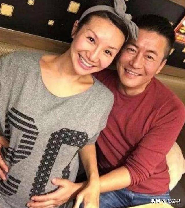 原来她就是高曙光现任妻子，气质优雅显年轻，男方眼神是真爱无疑