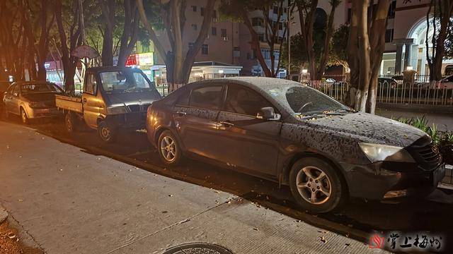 免费停车位被“僵尸车”“广告车”长期霸占，梅城这些路段该管管了！