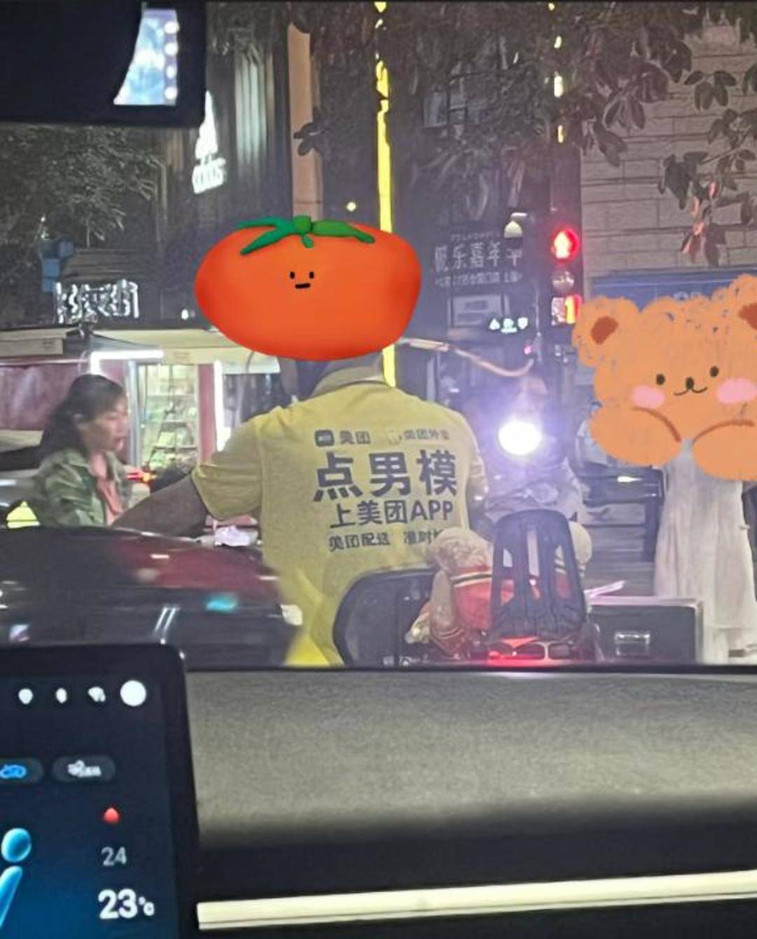美团骑手服上印“点男模，上美团APP”？美团：假！非官方骑手服