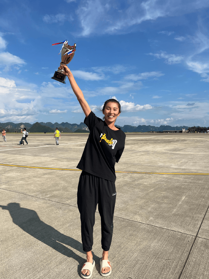 湖光秋色间,她奔跑而来