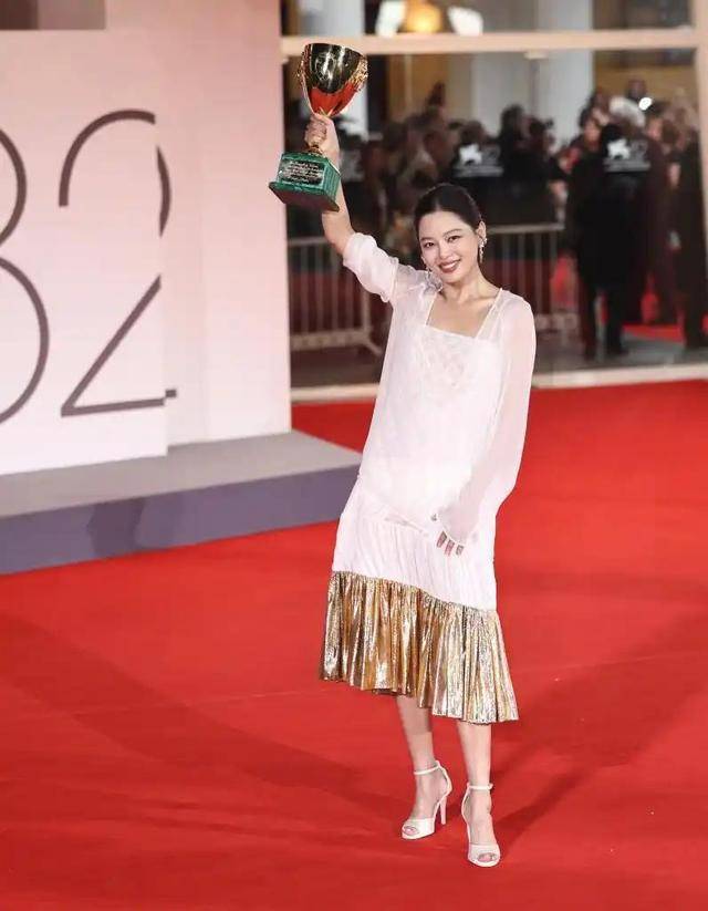 人民日报点赞辛芷蕾获奖感言，句句不提刘亦菲，却字字提醒刘亦菲