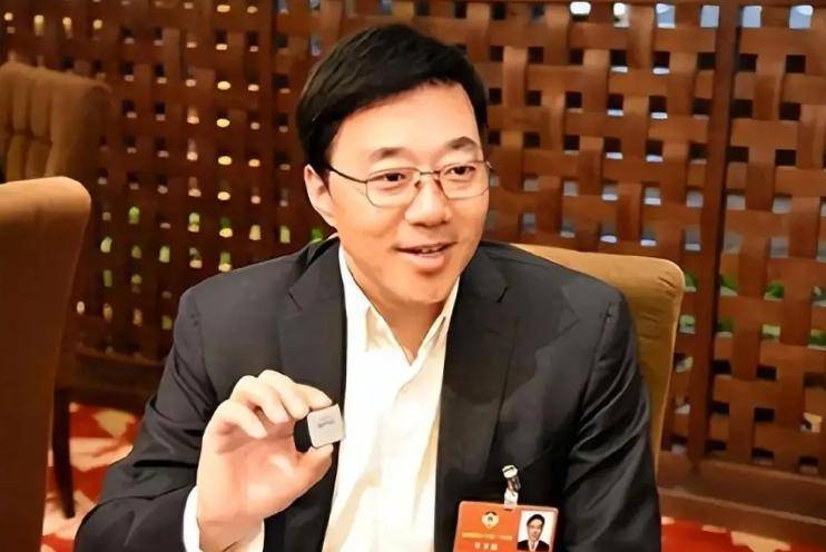 原创             中国芯片被卡脖子每年巨额进口，一位华人科学家归来，彻底改变格局