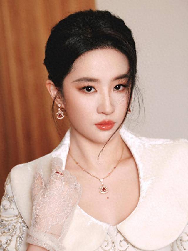 人民日报点赞辛芷蕾获奖感言，句句不提刘亦菲，却字字提醒刘亦菲