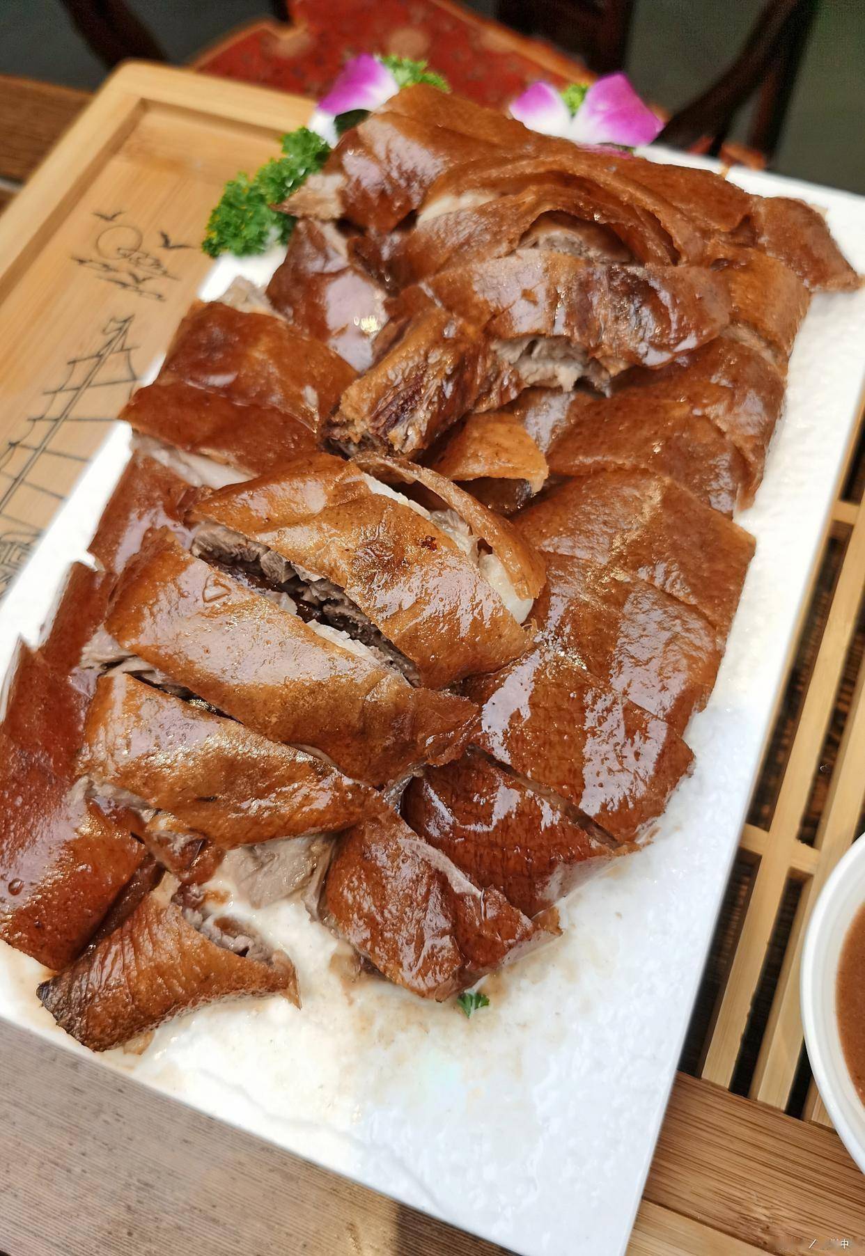 广东烧鹅腿撕开爆汁皮脆如玻璃肉嫩多汁蘸酸梅酱