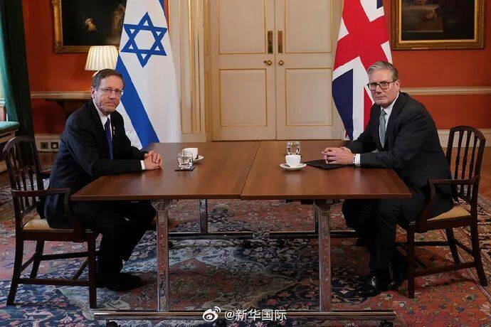 以色列总统和英国首相握手合影面无笑容，会晤期间吵起来了