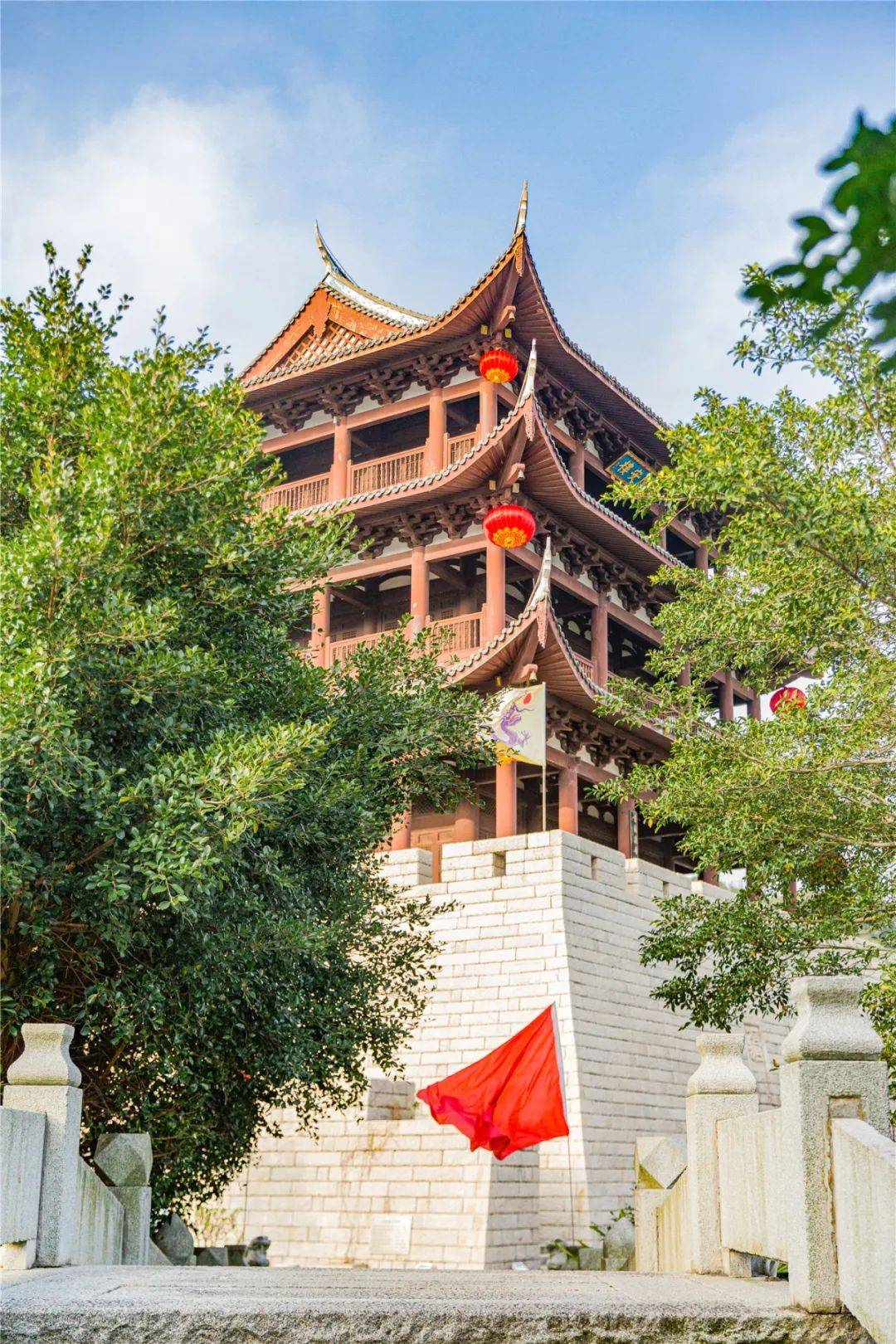 石头为楼基上刻安镇闽疆四个大字基底之上的阁楼为三层木构钟楼式