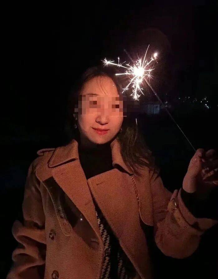 女子在夜市小吃街被高空抛下的砖头砸中不幸离世，家属起诉多方索赔200余万元