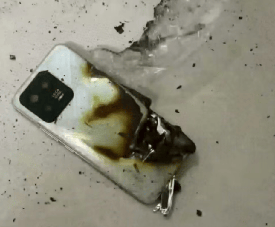 手机突然爆炸，3岁男童被烧伤！