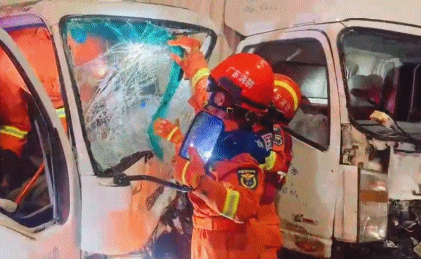 池尾街道两大货车相撞致一人被困，车头严重凹陷变形！