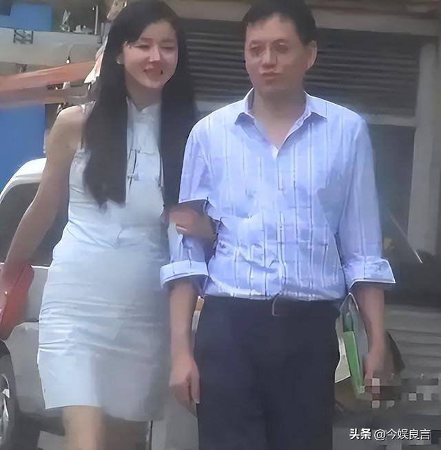 孙菲菲官宣离婚,愤怒发博,自曝婚姻真相,将渣男扒了个底朝天