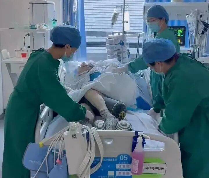 冲上热搜！65岁阿姨一顿饭把全家送进医院，最近很多人餐桌上都有……