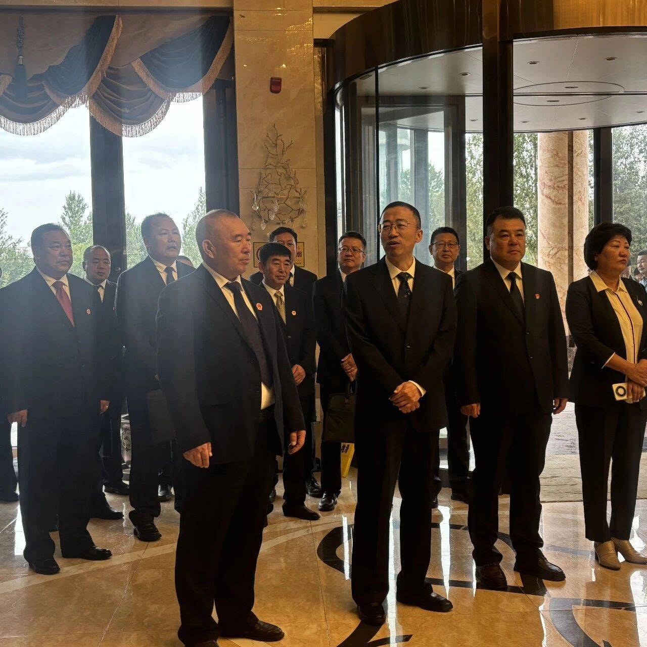 旗四大班子领导亲切看望慰问人大代表_大会_姚凤霞_镶黄旗
