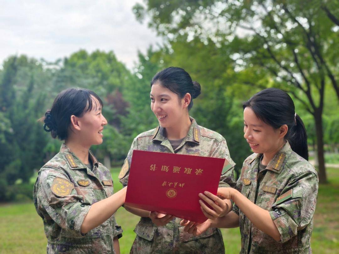 上尉女军官，收到北大录取通知书！